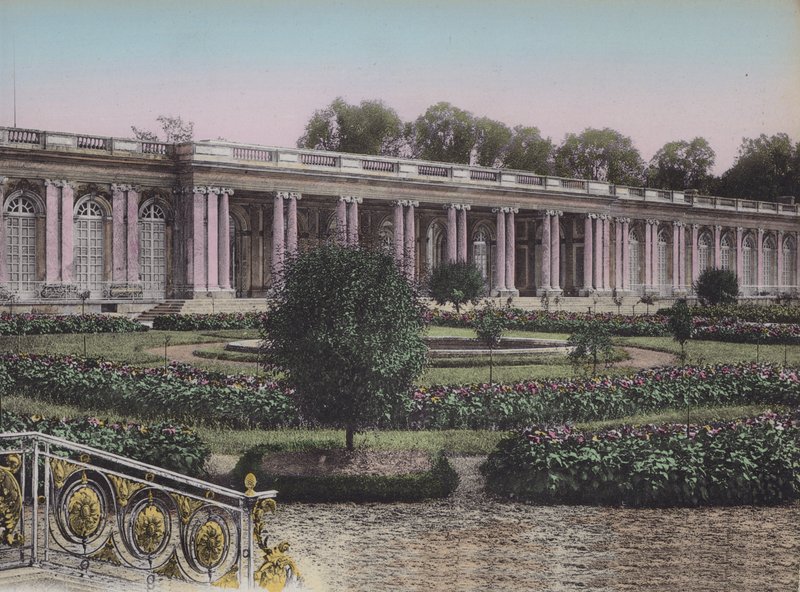 Grand Trianon, Facade sur les Jardins, Great Trianon, Framifrån på trädgårdarna (färgad bild) av (after) French Photographer