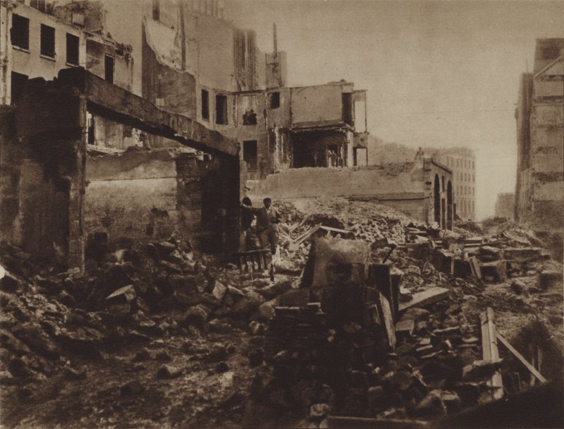 Haussmann gick precis igenom det! (s/v bild) av (after) French Photographer