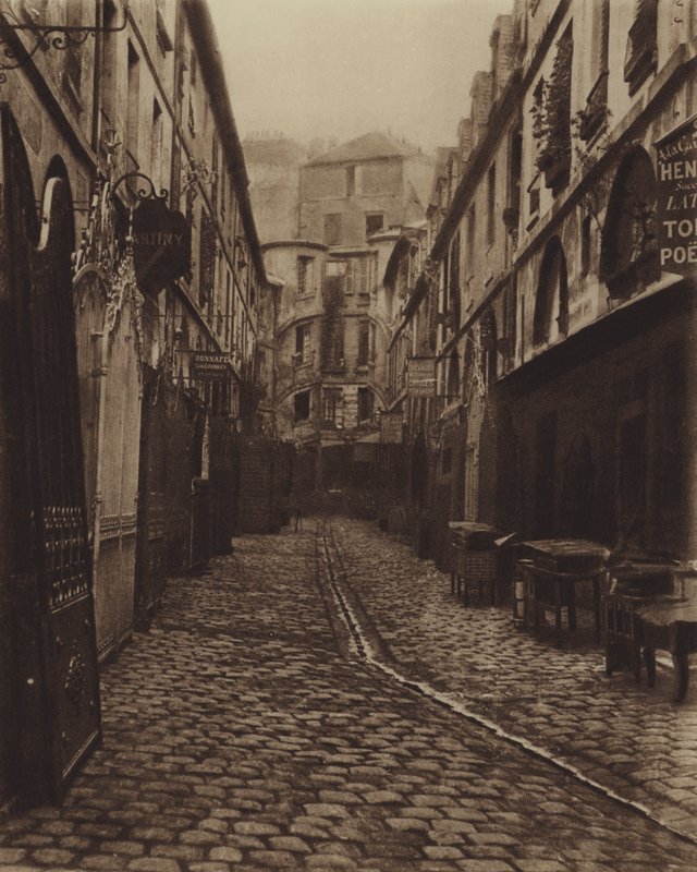 Drakens innergård, nerför rue de Rennes (s/v foto) av (after) French Photographer