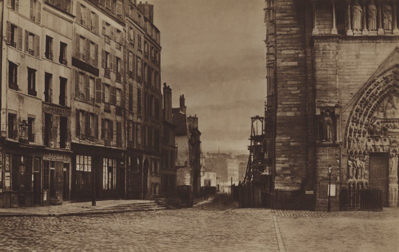 Rue du Cloitre-Notre-Dame, sett från Parvis runt 1865 (s/v foto) av (after) French Photographer