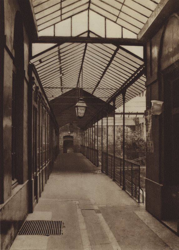Den gamla passagen av operan i rue Le Peletier (s/v foto) av (after) French Photographer
