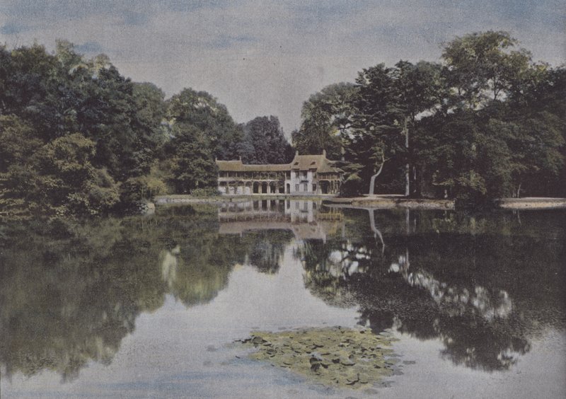 Petit Trianon, utsikt över Hamlet och sjön (färgad bild) av (after) French Photographer