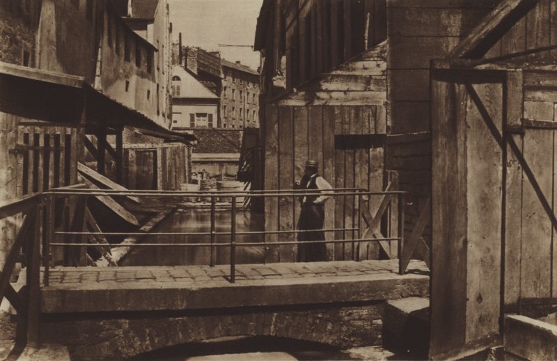 Bievres stränder längst ner i rue des Gobelins (s/v foto) av (after) French Photographer