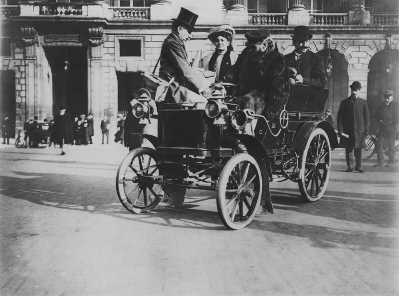 Max Richard i sin 8 HP bil (s/v foto) av (after) French Photographer