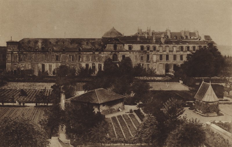 Notre-Dame-de-Charite-klostret, känt som Saint-Michel, ersatt av Radiuminstitutet, rue Pierre-Curie (s/v foto) av (after) French Photographer