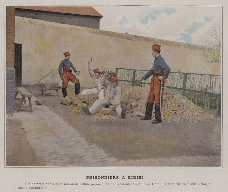 Prisonniers a Biribi (färgad bild) av (after) French Photographer
