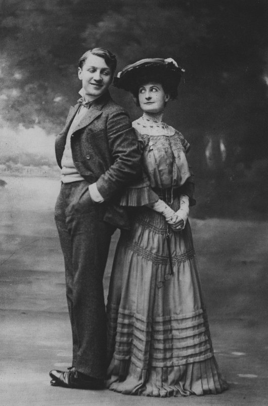 Sacha Guitry och Charlotte Lyses (s/v foto) av (after) French Photographer