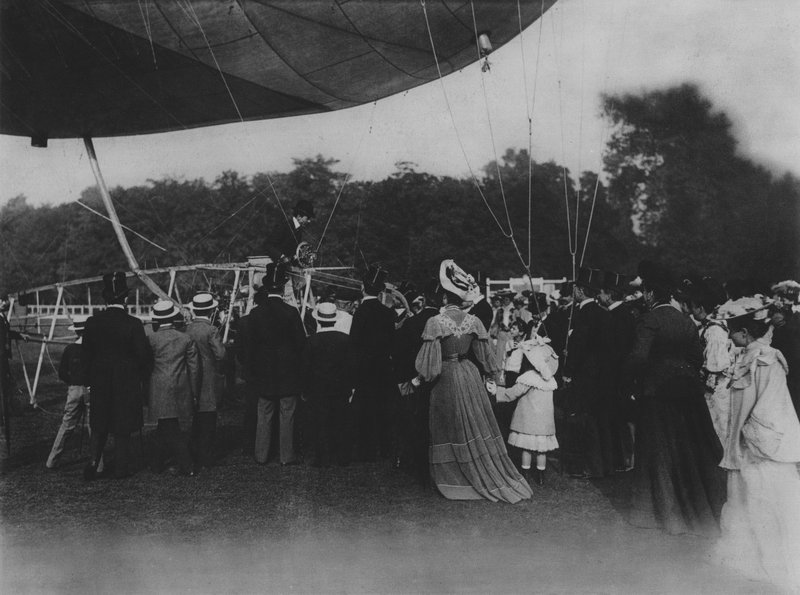 Santos Dumont och hans luftskepp (s/v foto) av (after) French Photographer
