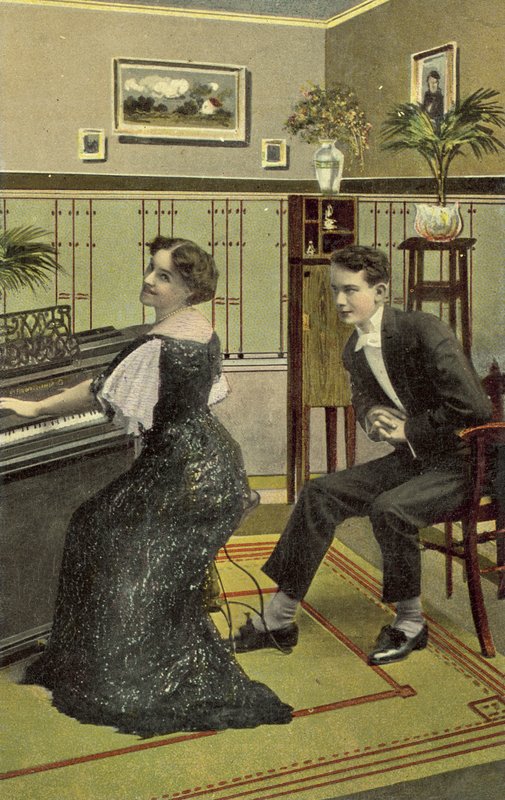 Ung man som beundrar den vackra flickan som spelar piano av American School