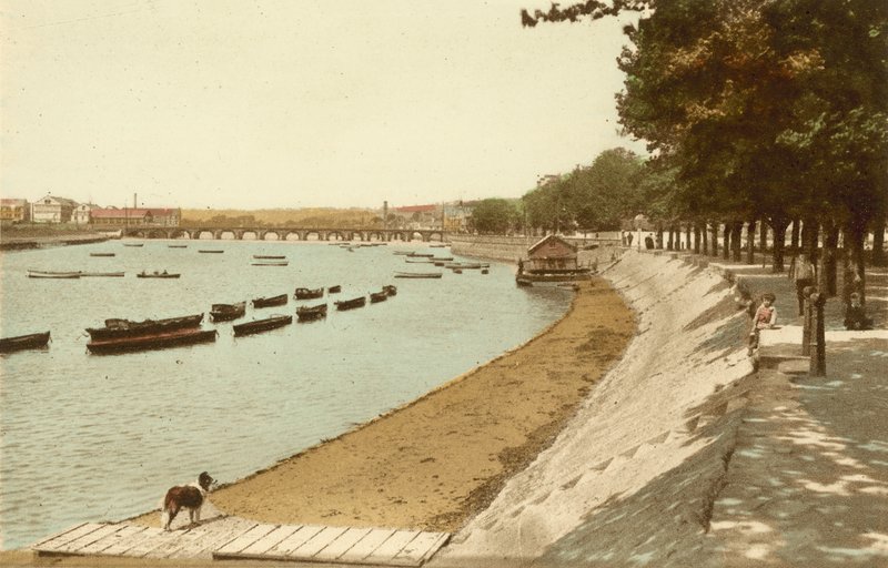 Barnstaple, strandpromenaden och floden av English Photographer