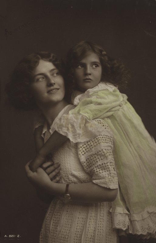 Mor och dotter av English Photographer