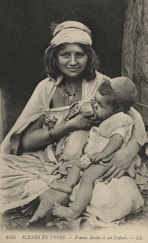 Arabisk kvinna som matar sitt barn av French Photographer