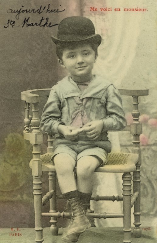 Liten pojke i en bowlerhatt av French Photographer