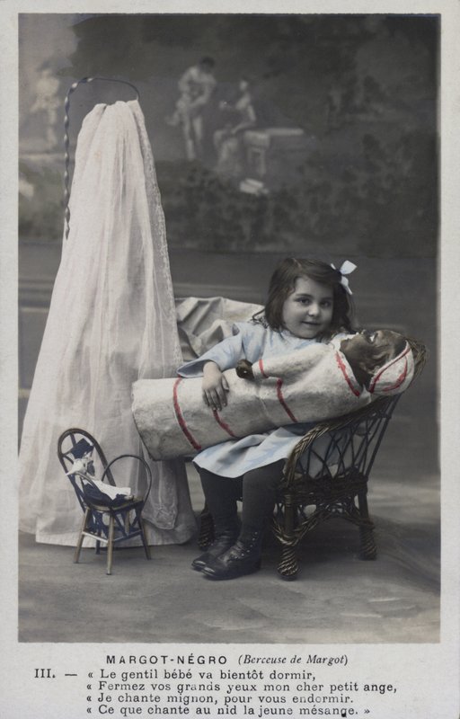 Liten flicka med en docka av French Photographer