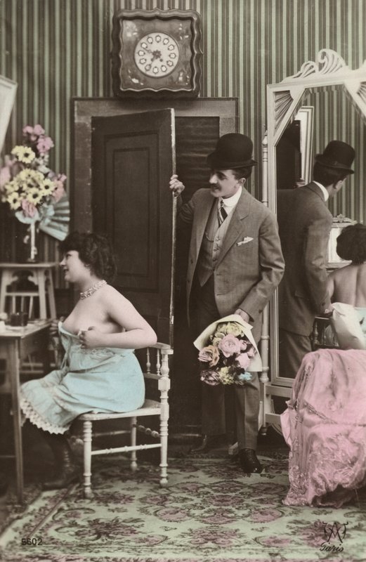 Man kommer med en bukett till en dressad kvinna av French Photographer