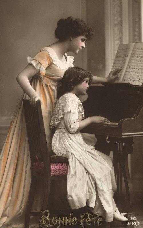 Mor och dotter vid ett piano av French Photographer