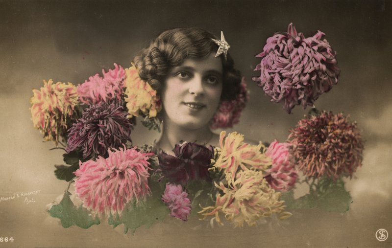 Kvinna med blommor av French Photographer