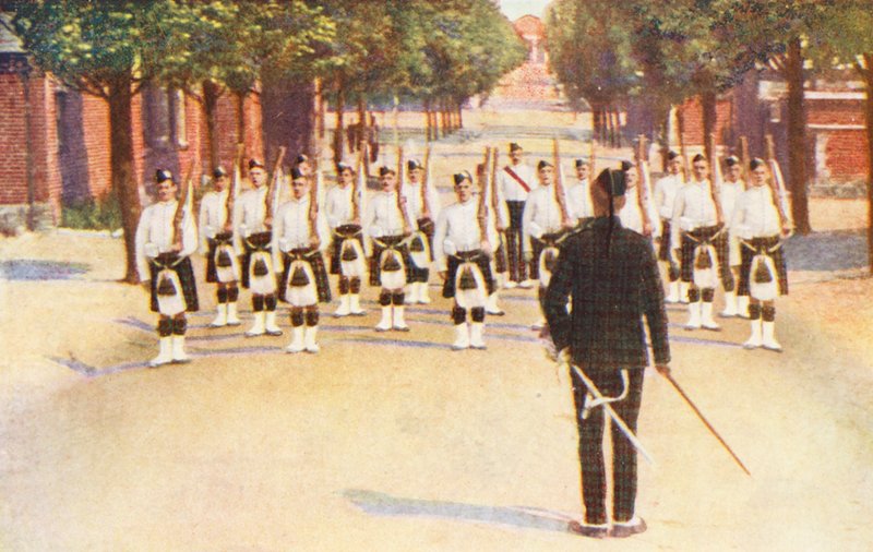 WW1: Drill Squad vid Aldershot (färglitografi) av Allan Stewart
