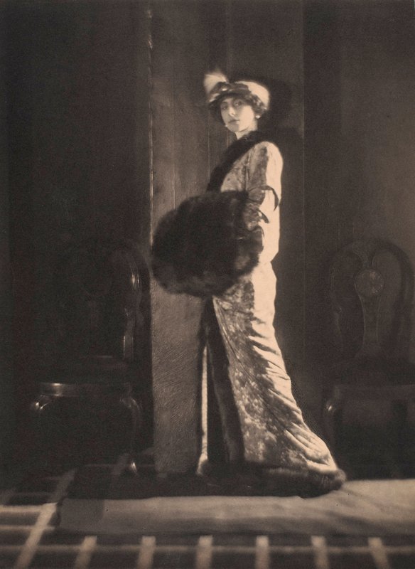 Olga de Meyer, ca 1912 (svartvitt foto) av Alphonse De Meyer