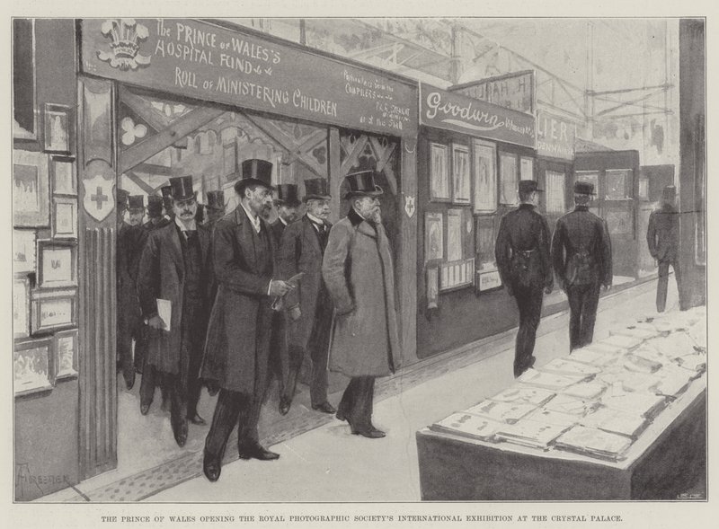 Prinsen av Wales invigde Royal Photographic Societys internationella utställning i Crystal Palace. av Amedee Forestier