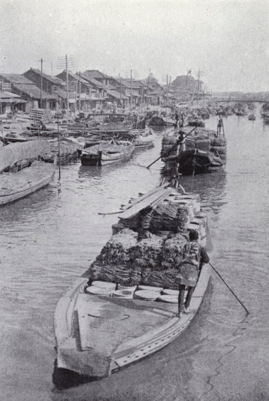 En kanal nära centrum av Tokio (s/v foto) av American Photographer (after)
