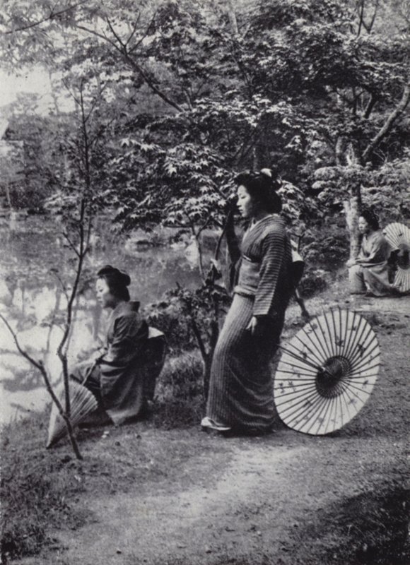En vilsam tillflyktsort vid sjön, Kinkakuji-klostret (s/v-foto) av American Photographer (after)