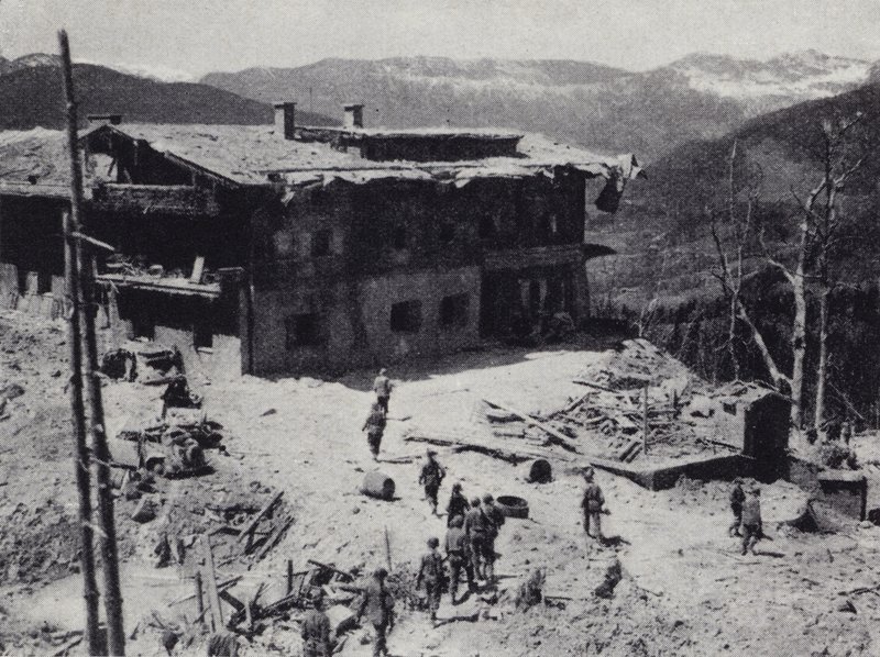Amerikanska och franska trupper inspekterar ruinerna av nazistledaren Adolf Hitlers reträtt vid Berchtesgaden i de bayerska alperna, andra världskriget, maj 1945 (s/v foto) av American Photographer (after)