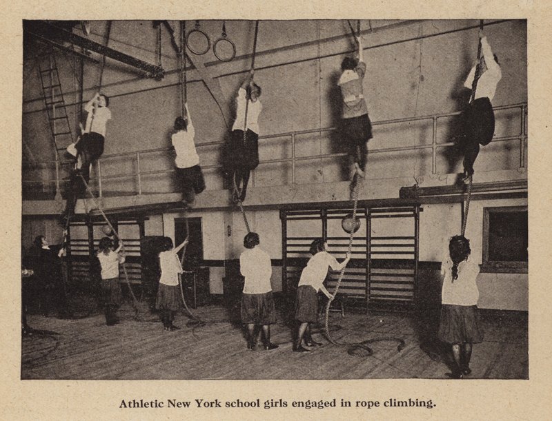 Atletiska skolflickor i New York som ägnar sig åt repklättring (s/v foto) av American Photographer (after)