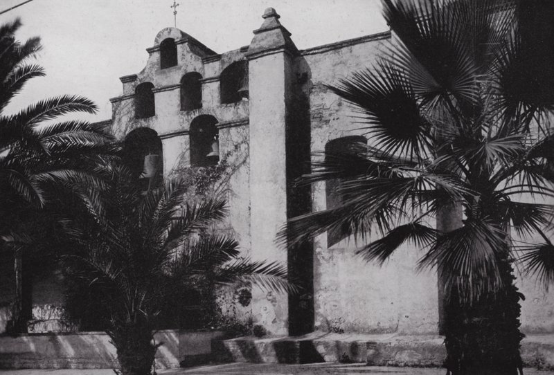 Kalifornien: Bells of Mission San Gabriel, grundat 1771, på sluttningarna av vallmo-klädda foten nära Pasadena (s/v foto) av American Photographer (after)