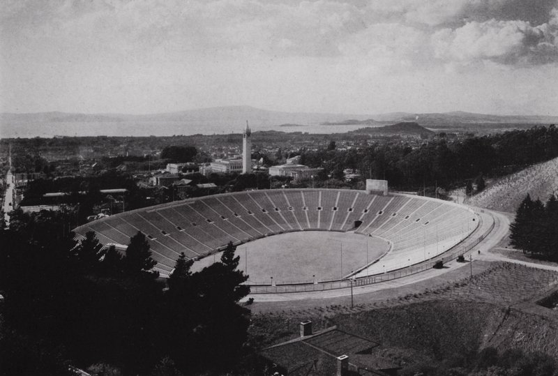 Kalifornien: Berkeley, University of California Memorial Stadium, med plats för 75 000 (s/v foto) av American Photographer (after)