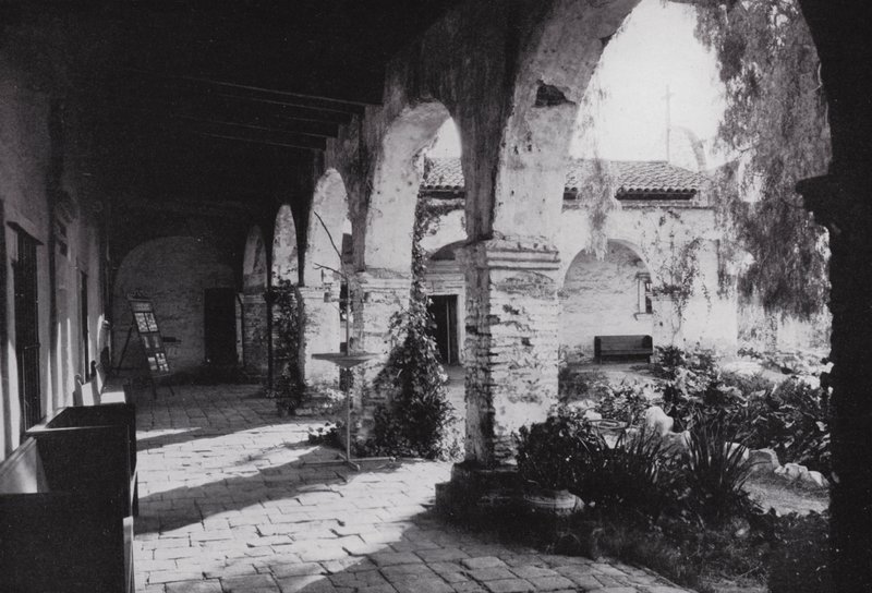 Kalifornien: Mission San Juan Capistrano, grundat 1776, söder om Los Angeles (s/v foto) av American Photographer (after)