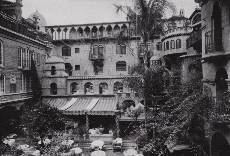 Kalifornien: Riverside, Patio Dining Room på Glenwood Mission Inn (s/v foto) av American Photographer (after)