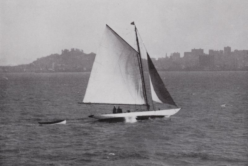 Kalifornien: San Francisco Bay, med silhuetten av Telegraph Hill och Russian Hill i bakgrunden (s/v foto) av American Photographer (after)
