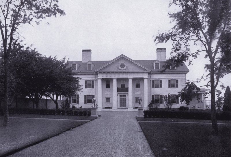 Charles A Platt: Villasera, The East Elevation (s/v foto) av American Photographer (after)