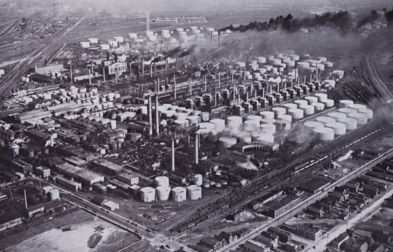 Chicago: A Neighboring Oil Refinery from the Air (s/v foto) av American Photographer (after)