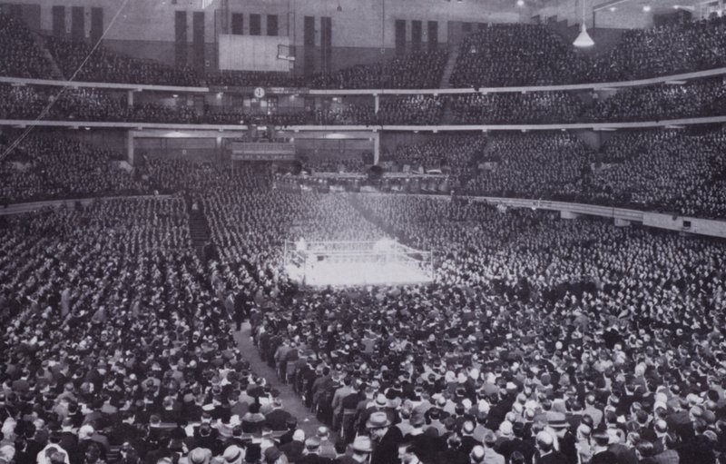Chicago: Chicago Stadiums interiör under en boxningsutställning (s/v foto) av American Photographer (after)
