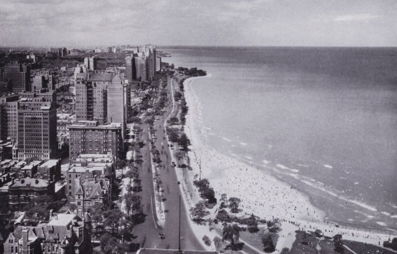 Chicago: Sheridan Road och Oak Street Beach, Looking North from Drake Hotel (s/v foto) av American Photographer (after)