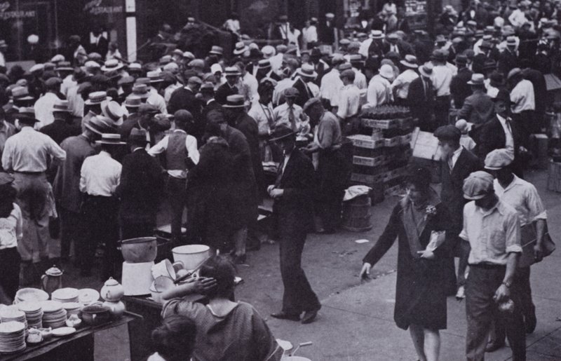 Chicago: The Ghetto on a Busy Day (s/v foto) av American Photographer (after)