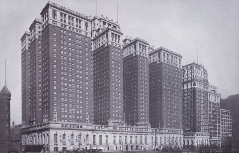 Chicago: The Stevens Hotel, med Blackstone Hotel till höger (s/v foto) av American Photographer (after)