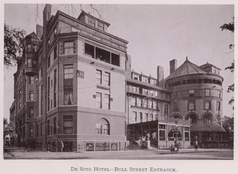 De Soto Hotel, Bull Street Entrance (s/v foto) av American Photographer (after)