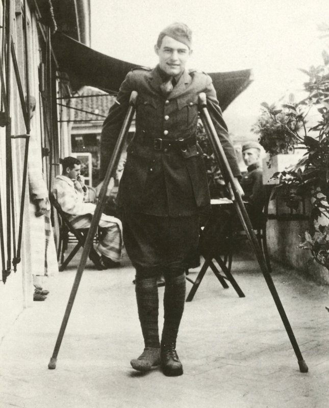 Ernest Hemingway (s/v foto) av American Photographer (after)