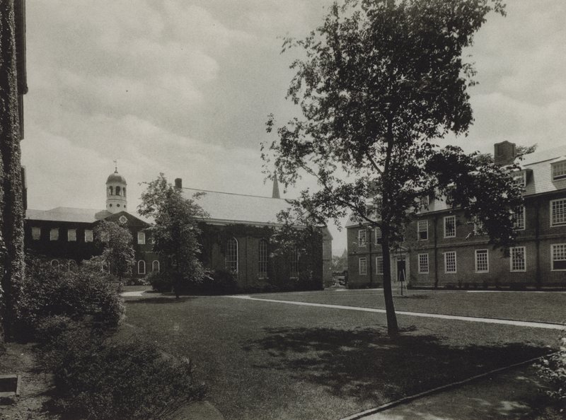 Harvard University: Harvard Hall; Holden kapell; Mower Hall, sovsal (s/v foto) av American Photographer (after)
