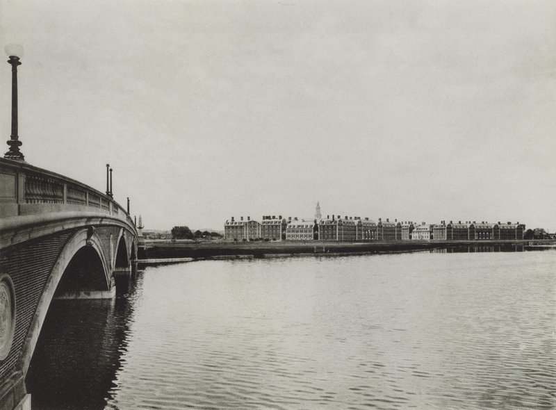 Harvard University: John W Weeks Bridge och Graduate School of Business Administration (s/v foto) av American Photographer (after)