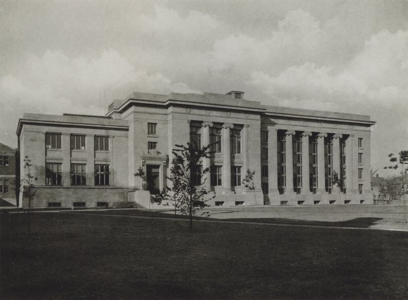 Harvard University: Langdell Hall, Harvard Law School (s/v foto) av American Photographer (after)