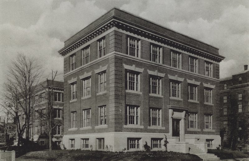 Harvard University: Wolcott Gibbs Memorial Laboratory, T Jefferson Coolidge Chemical Laboratory (s/v foto) av American Photographer (after)