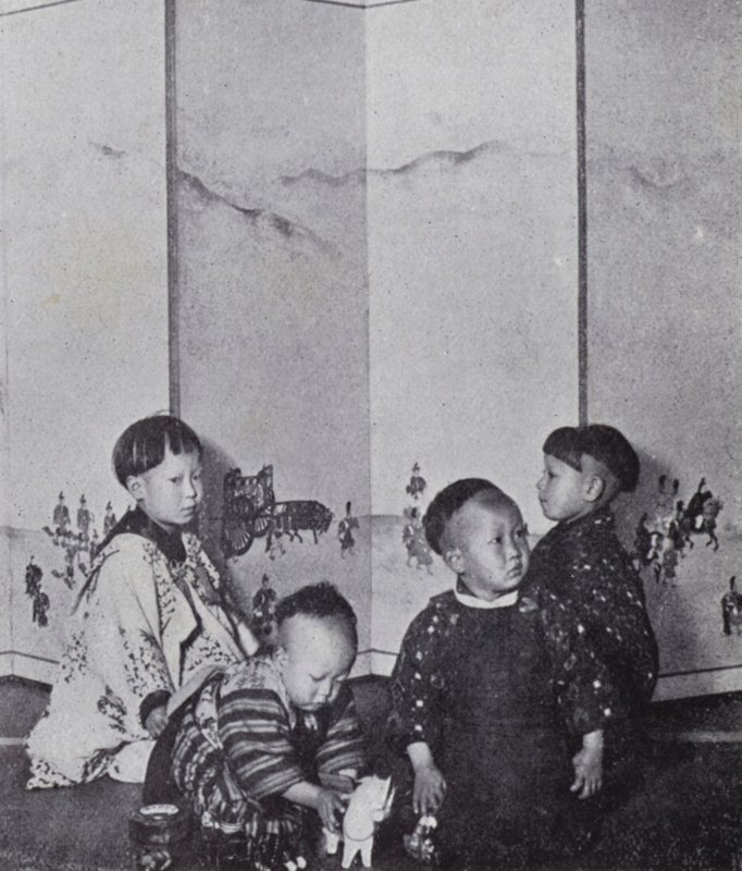Japanska barn som leker (s/v foto) av American Photographer (after)