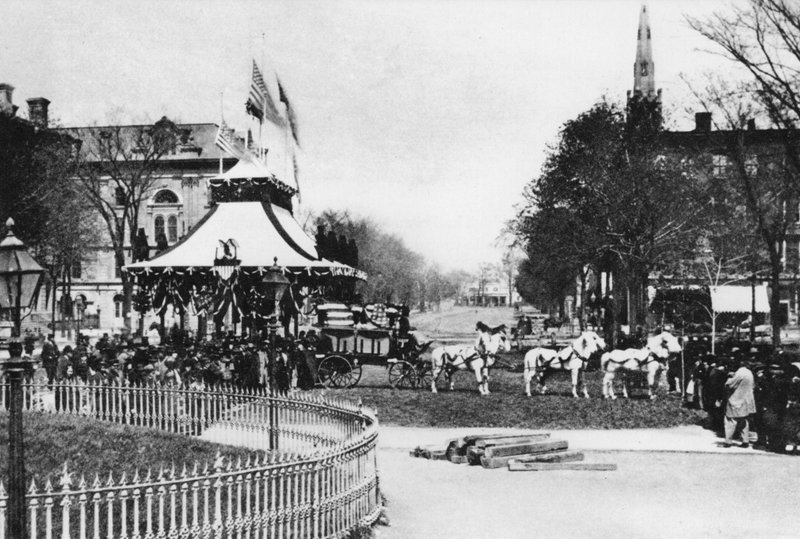 Ligger i staten, president Abraham Lincoln, Cleveland, Ohio, april 1865 (s/v foto) av American Photographer (after)
