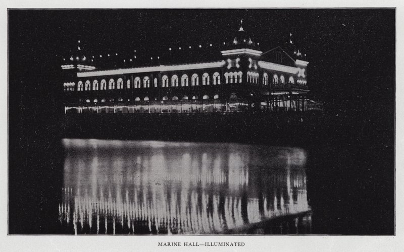 Marine Hall, upplyst (s/v foto) av American Photographer (after)