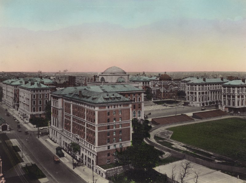 New York: Columbia University, Amsterdam Avenue och West 110th Street (foto) av American Photographer (after)