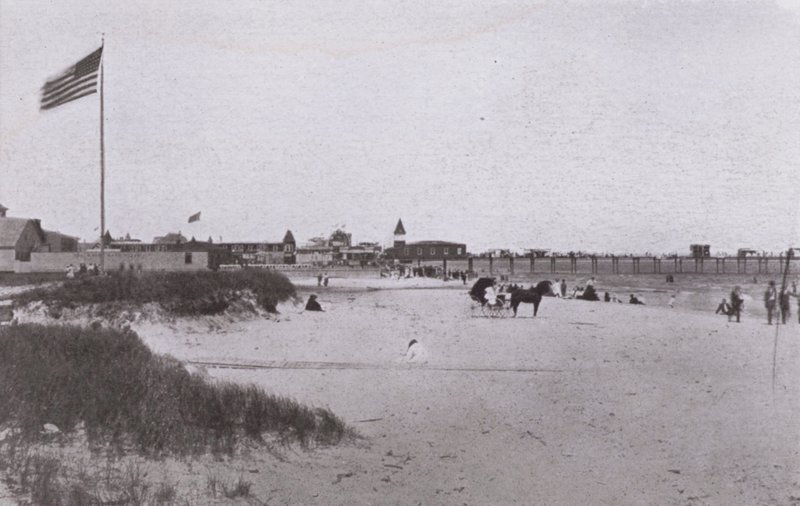 Old Orchard Beach, Maine: Strandscen (s/v foto) av American Photographer (after)